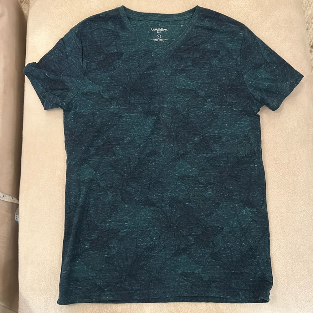 Floral v-neck t-shirt. Great condition. 60%, cotton 40% polyester. Very soft.